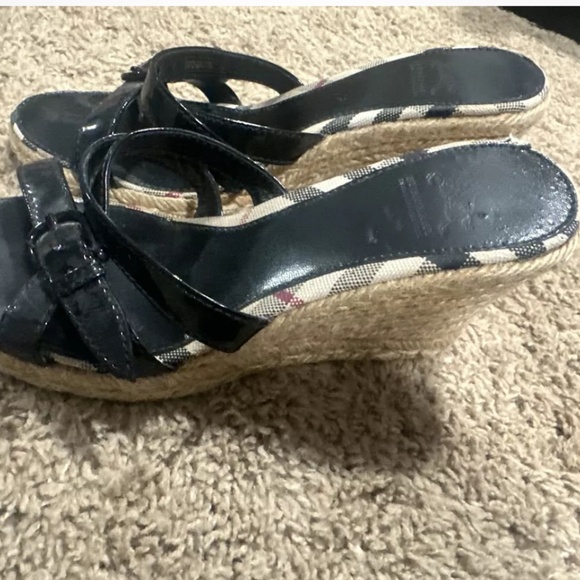 BURBERRY RORY WEDGE PATENT LEATHER SANDALS SIZE 6 1/2 - Picture 1 of 2